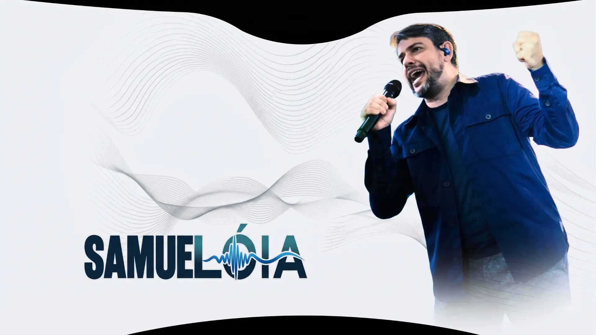 Samuel Lóia cantando no palco